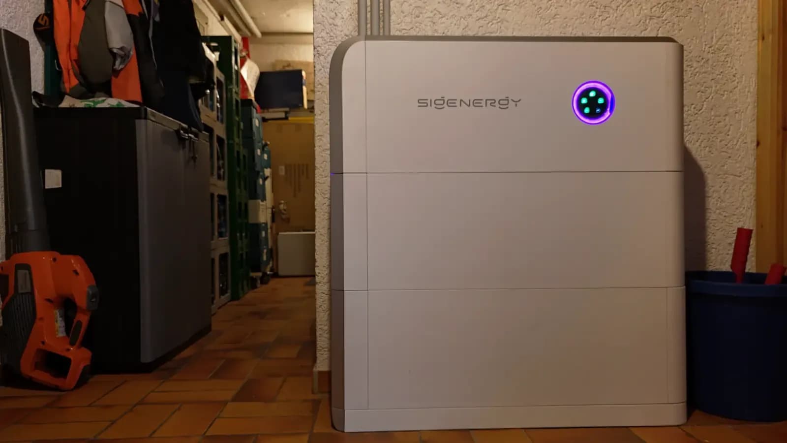 Batteriespeicher in einem Kellerraum neben Regalen und Gartengeräten