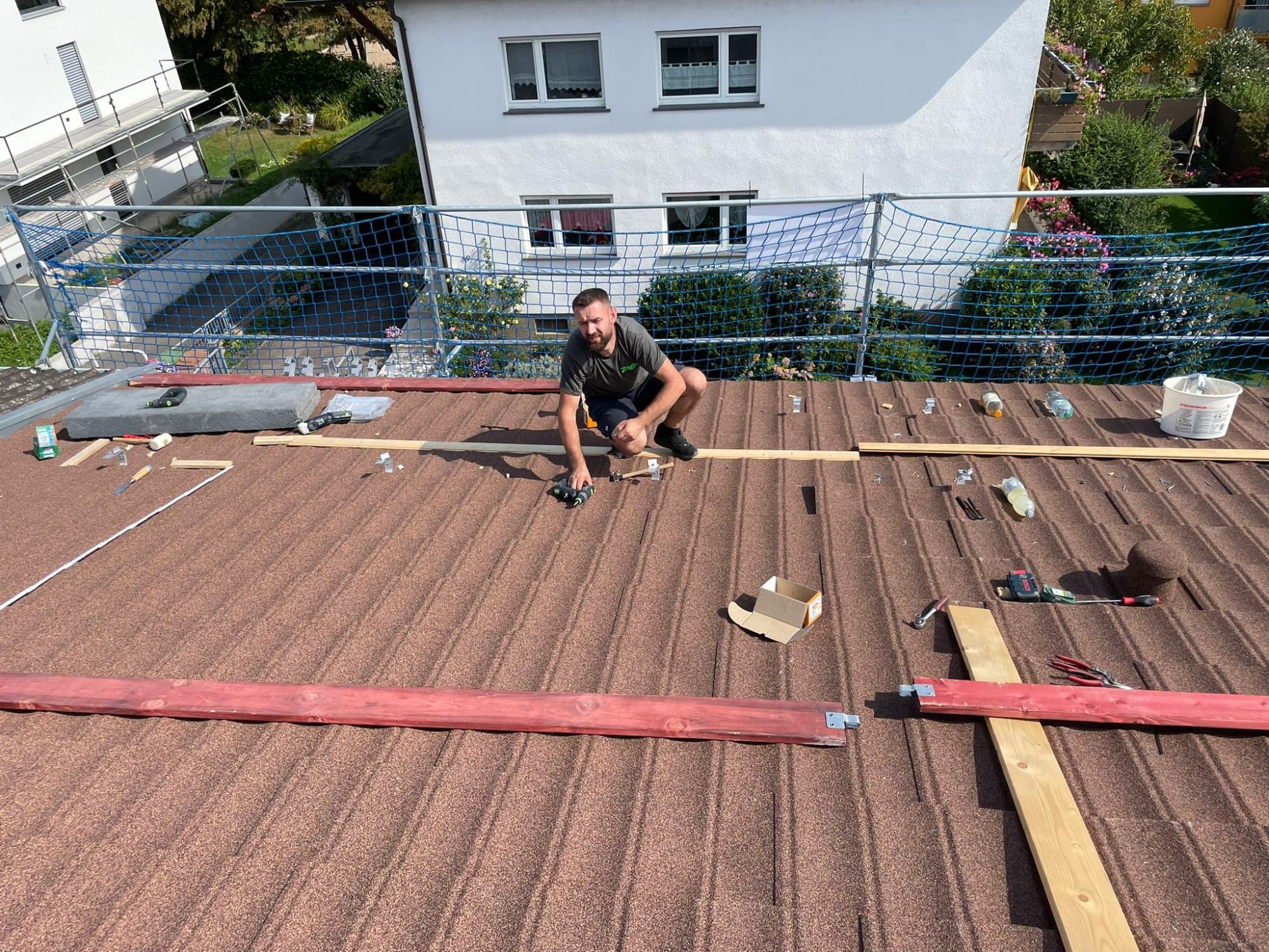 Photovoltaikmodule auf einem Dach mit besonderem Dachbelag, montiert von Solartechnik Odenwald