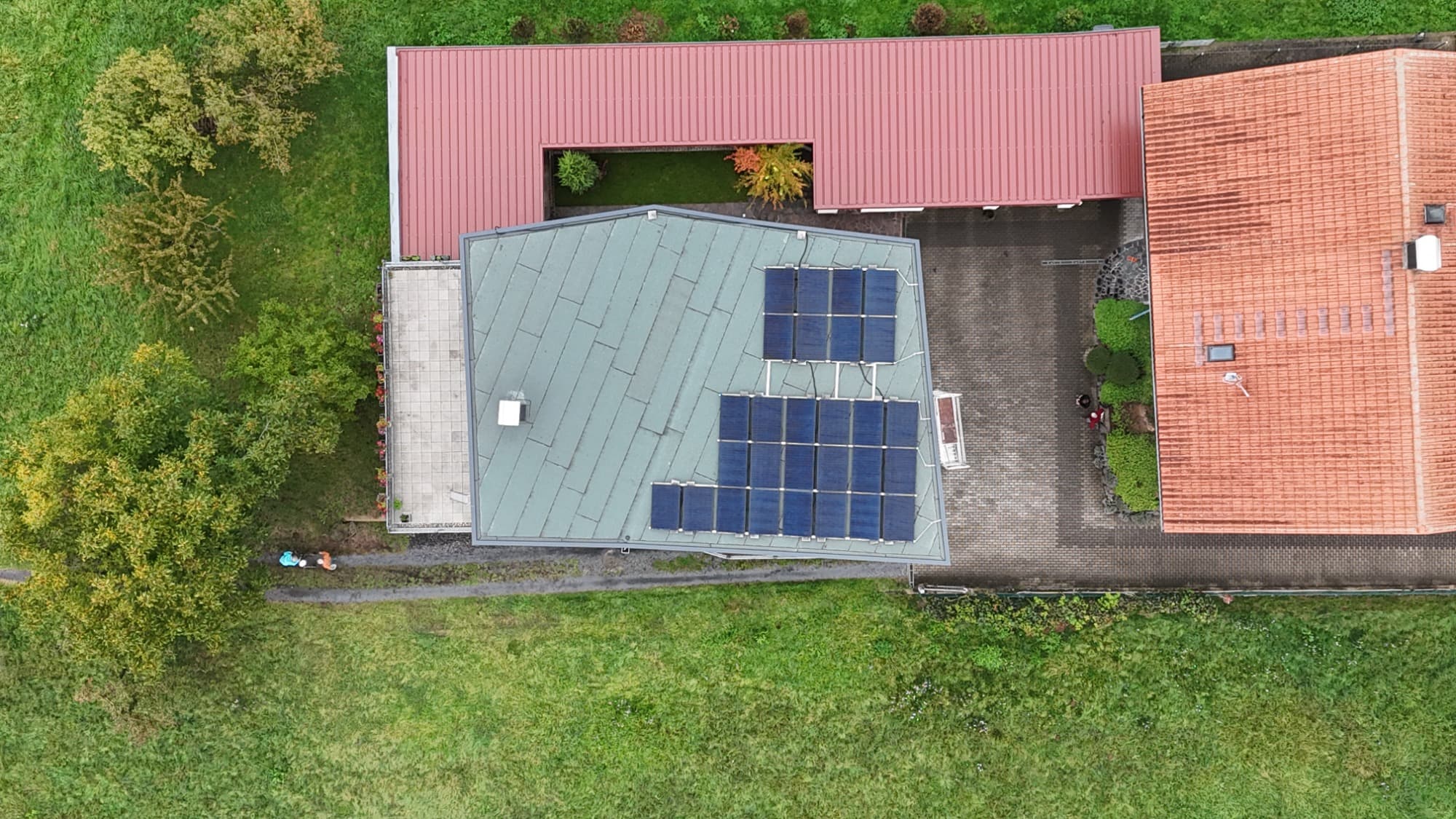 Drohnenaufnahme einer von uns montierten PV-Anlage
