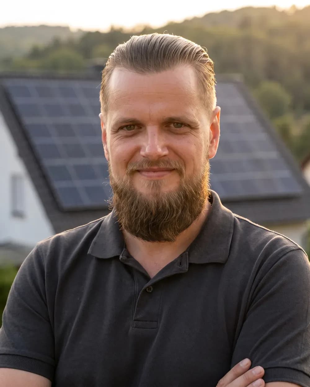 Harry Maier, zuständig für die Infrastruktur bei Solartechnik Odenwald, vor einem Dach mit Photovoltaik-Modulen